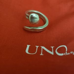 Uno de 50 "Nail" Ring